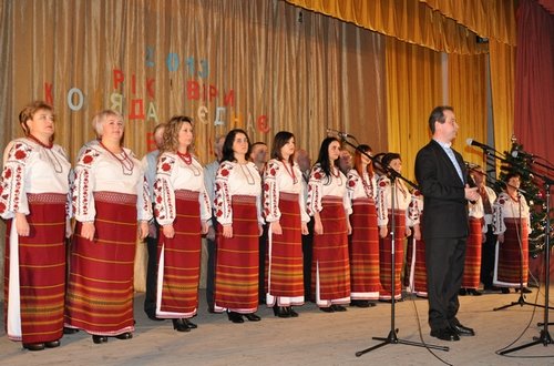 Декан Бродівський о. Богдан Вихор промовляє вступне слово. Позаду хорова капела Боян