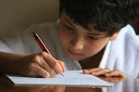 хлопчик пише листа