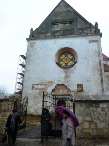 На Львівщині злодій проник через ґрати до костелу