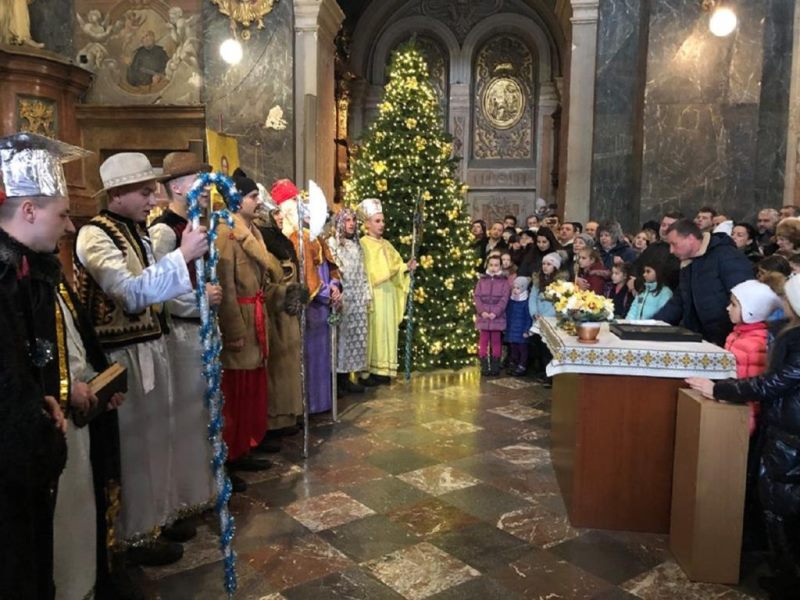 Перші колядники в Гарнізонному храмі