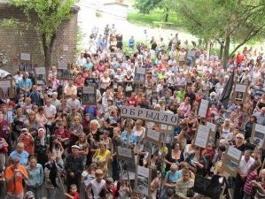 Під проводом пастора Церкви добрих змін 300 підлітків пікетували маріупольську наркоторговку