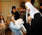 Діти дарують Патріарху Кирилу цуценя польської підгалянської вівчарки Діти дарують Патріарху Кирилу цуценя польської підгалянської вівчарки