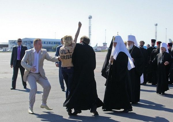 Kill Kirill. На Російського Патріарха Кирила накинулася активістка FEMEN Kill Kirill. На Російського Патріарха Кирила накинулася активістка FEMEN