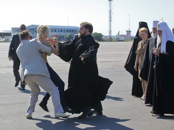 Kill Kirill. На Російського Патріарха Кирила накинулася активістка FEMEN Kill Kirill. На Російського Патріарха Кирила накинулася активістка FEMEN
