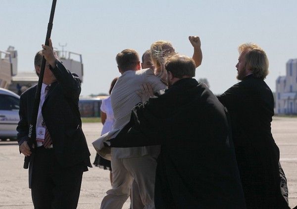 Kill Kirill. На Російського Патріарха Кирила накинулася активістка FEMEN Kill Kirill. На Російського Патріарха Кирила накинулася активістка FEMEN