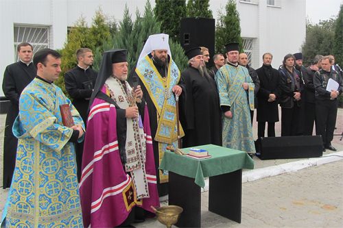 На Волині єпископ УГКЦ і УПЦ КП освятили основу скульптури Матері Божої