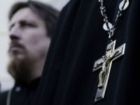 В селі Грубна Сокирянський району Чернівецької області на Покрову Пресвятої Богородиці за кандидата у 204 виборчому округу, регіонала Артема Семенюка, сина голови Чернівецької ОДА, агітував священник у церкві. Факт агітації зафіксував на відео активіст громадянської мережі 