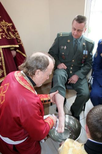 Єпископ Михаїл (Колтун) вперше омив ноги військовослужбовцям