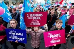 Десятки тисяч парижан протестували проти одностатевих шлюбів