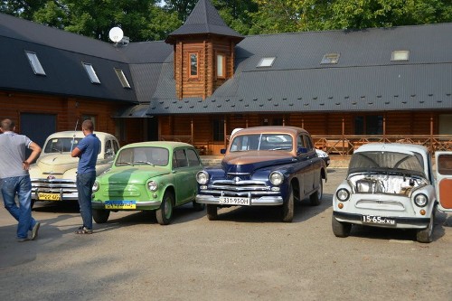 Роздано приватну колекцію ретроавтомобілів покійного Владики Миколая Сімкайла