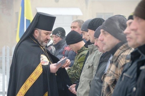 У Коломиї з молитвою і благословенням проводжали мобілізованих чоловіків(ФОТО)