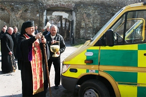 Головний капелан УГКЦ  освятив два реанімобілі для воїнів АТО.(ФОТО) 