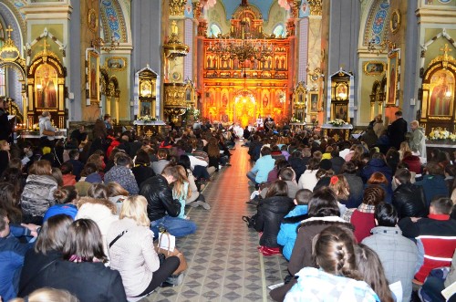 60 паломників на чолі із настоятелем екуменічної спільноти братів з Тезе у Франції молились у Львові 60 паломників на чолі із настоятелем екуменічної спільноти братів з Тезе у Франції молились у Львові
