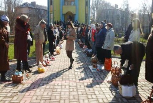 На свято Воскресіння ГНІХ в Донецьку греко-католицькі храми були переповнені.(ФОТО) На свято Воскресіння ГНІХ в Донецьку греко-католицькі храми були переповнені.(ФОТО)