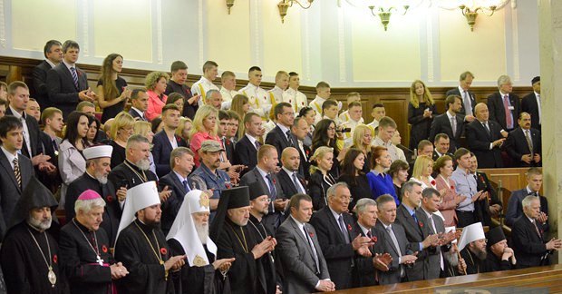 Ієрархи УПЦ на чолі з митр.Онуфрієм не піднятися під час урочистого зачитування героїв України(ФОТО) Ієрархи УПЦ на чолі з митр.Онуфрієм не піднятися під час урочистого зачитування героїв України(ФОТО)