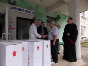 Лицарі Колумба та Карітас подарували тернополянам, котрі обмежені в пересуванні, інвалідні візки 