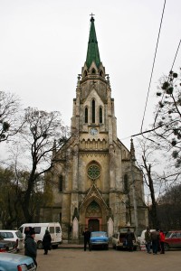 Чернівці: Парафіяни самотужки рятують одну з візитівок міста.(ВІДЕО) 