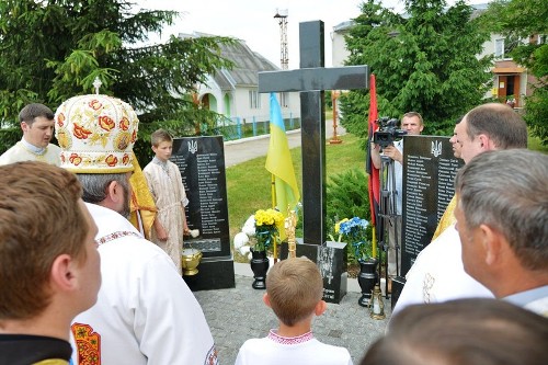 На Коломийщині освячено пам’ятний монумент в честь Героїв Небесної Сотні та загиблих в АТО.(ФОТО)