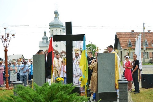 На Коломийщині освячено пам’ятний монумент в честь Героїв Небесної Сотні та загиблих в АТО.(ФОТО)