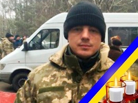 Львівщина: стоячи на колінах люди зустрічали полеглого Героя з АТО (ВІДЕО)