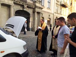 Греко-католики з Чікаго передали автомобіль в зону АТО для потреб військовослужбовців.(ФОТО)