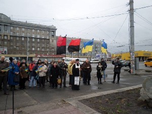 Жертв Голодомору, біля пам'ятника його організатору, вшанували у Дніпропетровці.(ФОТО)