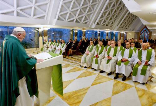 Папі подарували вишивану священичу сорочку.(ФОТО)