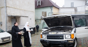 Патріарх УПЦ КП Філарет передав на фронт автомобіль для потреб медичної служби.(ФОТО)