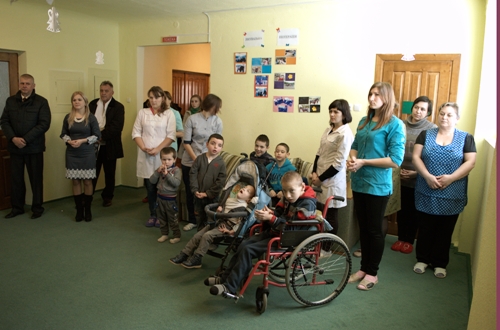 Греко-католицька громада селища Отинія в черговий раз відправила допомогу в зону АТО.(ФОТО)