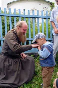 Притча про цілування руки священика