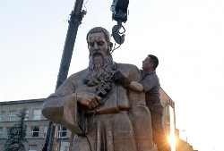 Пам'ятник  Митрополиту Шептицькому вже встановили у Львові.(ФОТО)