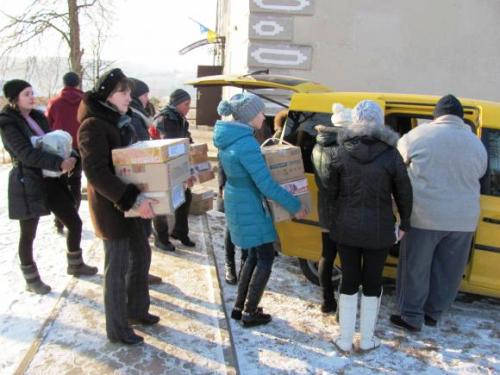 Понад 5000 пампухів та інші продукти для вояків АТО зібрали греко-католики на Тернопільщині.(ФОТО) Понад 5000 пампухів та інші продукти для вояків АТО зібрали греко-католики на Тернопільщині.(ФОТО)