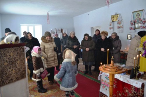 На Різдвяні свята у Полтавську область завітали брати-семінаристи Дрогобицької Духовної Семінарії (Львівщина), які мали можливість ближче познайомитися з діяльністю УГКЦ на цих теренах. Брат Андрій та брат Михайло взяли участь у святкових богослужіннях та коляді разом із священиком – о. Василем Улішаком, який тут душпастирює.Так, 6 січня святкування Різдва Христового розпочалось з Великого Повечір*я та Святої Літургії в с. Деменки Кобеляцького району. Для того, щоб відвідати вірних у с. Засулля Лубенського району і відслужити для них Святу Літургію священику і семінаристам потрібно було виїхати серед ночі, щоб до ранку подолати 200 кілометрів. Після богослужінь, привітань та коляди у Засуллі – знову дорога, щоб увечері спільно помолитися з парафіянами храму Благовіщення с. Шевченки Кобеляцького району. Не зважаючи на труднощі та складні погодні умови настрій у всіх був піднесений і радісний, адже Різдво Христове – це свято, яке наповнює душі миром, світлом, теплом. На Різдвяні свята у Полтавську область завітали брати-семінаристи Дрогобицької Духовної Семінарії (Львівщина), які мали можливість ближче познайомитися з діяльністю УГКЦ на цих теренах. Брат Андрій та брат Михайло взяли участь у святкових богослужіннях та коляді разом із священиком – о. Василем Улішаком, який тут душпастирює.Так, 6 січня святкування Різдва Христового розпочалось з Великого Повечір*я та Святої Літургії в с. Деменки Кобеляцького району. Для того, щоб відвідати вірних у с. Засулля Лубенського району і відслужити для них Святу Літургію священику і семінаристам потрібно було виїхати серед ночі, щоб до ранку подолати 200 кілометрів. Після богослужінь, привітань та коляди у Засуллі – знову дорога, щоб увечері спільно помолитися з парафіянами храму Благовіщення с. Шевченки Кобеляцького району. Не зважаючи на труднощі та складні погодні умови настрій у всіх був піднесений і радісний, адже Різдво Христове – це свято, яке наповнює душі миром, світлом, теплом.