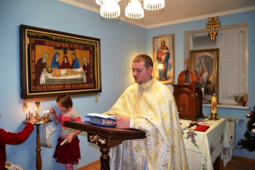 На Різдвяні свята у Полтавську область завітали брати-семінаристи Дрогобицької Духовної Семінарії (Львівщина), які мали можливість ближче познайомитися з діяльністю УГКЦ на цих теренах. Брат Андрій та брат Михайло взяли участь у святкових богослужіннях та  коляді разом із священиком – о. Василем Улішаком, який тут душпастирює.Так, 6 січня святкування Різдва Христового розпочалось з Великого Повечір*я та Святої Літургії в с. Деменки Кобеляцького району. Для того, щоб відвідати вірних у с. Засулля Лубенського району і відслужити для них Святу Літургію священику і семінаристам потрібно було виїхати серед ночі, щоб до ранку подолати 200 кілометрів. Після богослужінь, привітань та коляди у Засуллі – знову дорога, щоб увечері спільно помолитися з парафіянами храму Благовіщення с. Шевченки Кобеляцького району. Не зважаючи на труднощі та складні погодні умови настрій у всіх був піднесений і радісний, адже Різдво Христове – це свято, яке наповнює душі миром, світлом, теплом.