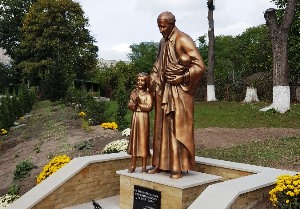 У Тернополі освятили пам’ятник покровителю вбогих і дітей-сиріт.(ВІДЕО)