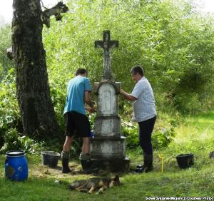 Поляки, які рятують старі українські кладовища: цвинтар не має національності – це святе місце