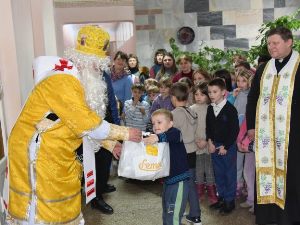 Подарунки дітям від Сятого Миколая розвіз Карітас Хмельницький