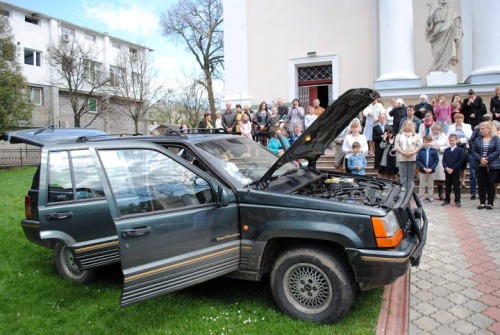 У м. Сокаль священики УГКЦ освятили автомобіль для воїнів АТО.(ФОТО)