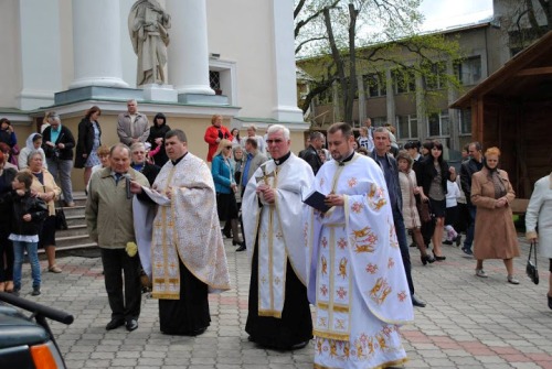 У м. Сокаль священики УГКЦ освятили автомобіль для воїнів АТО.(ФОТО)