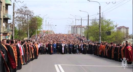 Тисячі містян та гостей молились традиційну Хресну Дорогу вулицями Івано-Франківська Тисячі містян та гостей молились традиційну Хресну Дорогу вулицями Івано-Франківська
