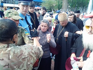 Мелітополь: священик церкви МП прийшов на мітинг до Дня Перемоги з георгіївською стрічкою