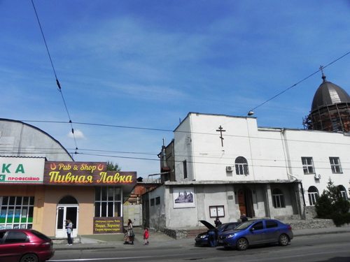 Харків: профанація святині і продаж пива поряд із храмом Харків: профанація святині і продаж пива поряд із храмом