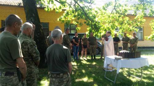 За мир в Україні молились капелани разом з солдатами контрактної служби За мир в Україні молились капелани разом з солдатами контрактної служби