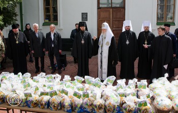Патріарх Філарет освятив та передав паски і крашанки в зону АТО (ВІДЕО)