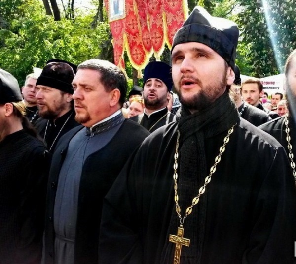 Переможець «Голосу країни» заспівав під Радою на захист московської церкви