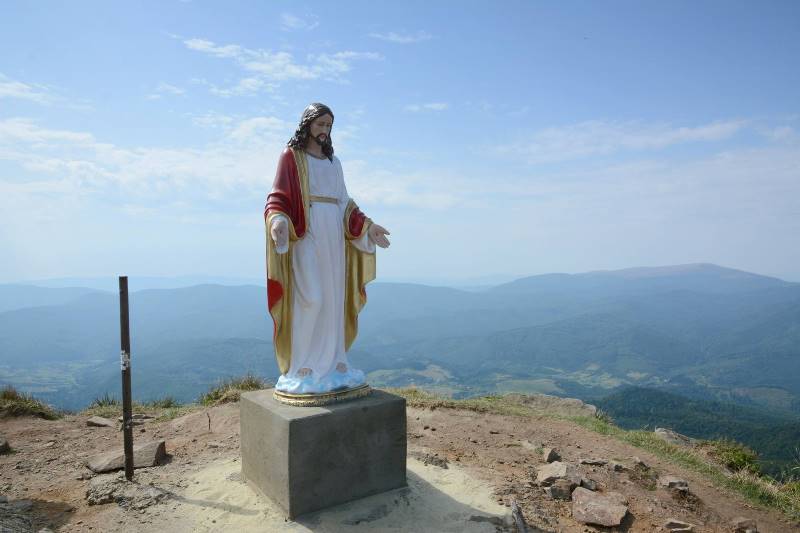 На горі Пікуй встановлено статую Ісуса Христа