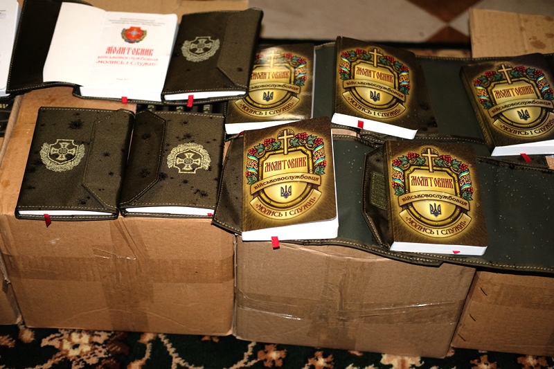 Єпископ - капелан Михаїл(Колтун) благословив молитовники для військовослужбовців