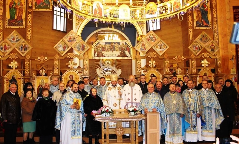 У Погінському монастирі оо. Василіян освятили вишитий іконостас в гуцульському стилі