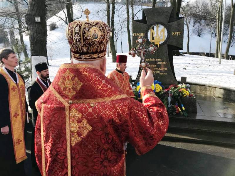 На Аскольдовій Могилі молилися Панахиду за упокій полеглих Героїв - Крут!
