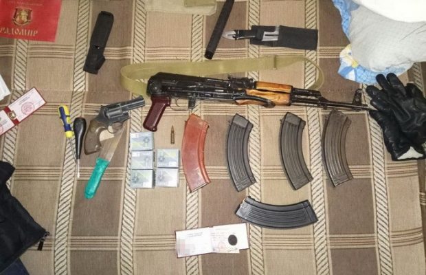 Справа “православних тітушок” у Запоріжжі: в “Радомирі” знайшли зброю і набої (ВІДЕО)